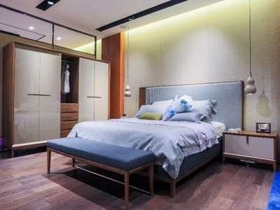 Jak zorganizować swoją małą sypialnię, aby uzyskać maksymalne przechowywanie i funkcjonalność